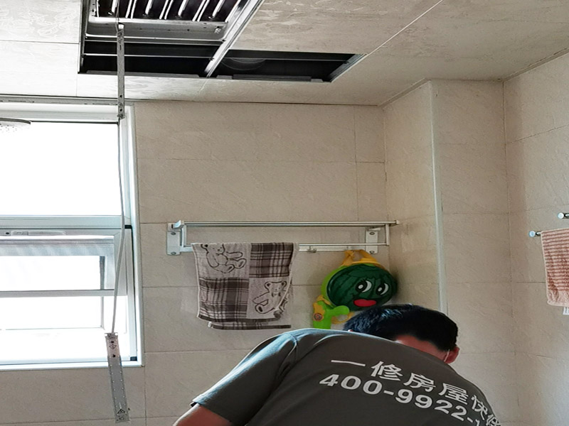 廁所吊頂浴霸安裝：安裝邊角線，安裝吊頂一定是要在貼好瓷磚之后，同時(shí)還要保持水平的情況下，這樣才能將集成吊頂?shù)呐涮走吔蔷€安裝在上面，這樣做目的就是安裝出來(lái)效果可以做到無(wú)明顯縫隙。在選擇下吊桿以及架置輕鋼龍骨，吊桿、龍骨間的距離它的在小一定在做到一致才行。頂部走線，這個(gè)步驟一定要先確定哪個(gè)地方要安裝燈具，同時(shí)還要了解清楚哪個(gè)地方需要安裝廚衛(wèi)電器，這樣才能很好將線路布置好?？勖姘?，相對(duì)來(lái)說(shuō)這個(gè)安裝環(huán)節(jié)它也是直接影響到整體的安裝效果，所以在安裝的時(shí)候一定要做到平整，更要做到縫直才行。