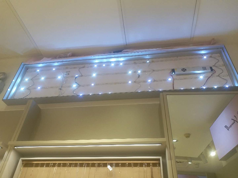 商場(chǎng)燈箱維修:為了工作人員的安全，最好先斷開(kāi)電源，拔下插頭，不要將漏電保護(hù)器，當(dāng)作電源開(kāi)關(guān)使用，這樣很危險(xiǎn)，一點(diǎn)不科學(xué)合理。進(jìn)行電器原件檢查，先逐個(gè)排除原因，檢查要求細(xì)致，若電源線(xiàn)進(jìn)入孔，鎮(zhèn)流器輸入，輸出接線(xiàn)柱，燈座上的電線(xiàn)等等。燈箱片尺寸一定要與導(dǎo)光板尺寸相符，不要過(guò)大或過(guò)小，若不合適，會(huì)影響展示效果和燈箱內(nèi)部的熱量散出，也會(huì)適當(dāng)?shù)臏p少使用壽命。查看燈箱上部電源線(xiàn)時(shí)，要確認(rèn)電源是否經(jīng)出入槽內(nèi)，如沒(méi)有，必須及時(shí)連接好。