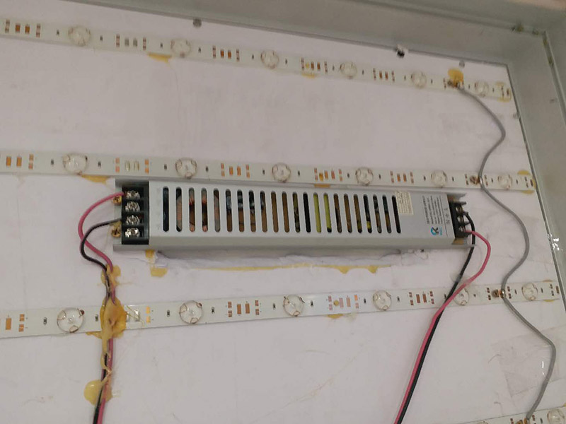 商場(chǎng)燈箱維修:為了工作人員的安全，最好先斷開(kāi)電源，拔下插頭，不要將漏電保護(hù)器，當(dāng)作電源開(kāi)關(guān)使用，這樣很危險(xiǎn)，一點(diǎn)不科學(xué)合理。進(jìn)行電器原件檢查，先逐個(gè)排除原因，檢查要求細(xì)致，若電源線(xiàn)進(jìn)入孔，鎮(zhèn)流器輸入，輸出接線(xiàn)柱，燈座上的電線(xiàn)等等。燈箱片尺寸一定要與導(dǎo)光板尺寸相符，不要過(guò)大或過(guò)小，若不合適，會(huì)影響展示效果和燈箱內(nèi)部的熱量散出，也會(huì)適當(dāng)?shù)臏p少使用壽命。查看燈箱上部電源線(xiàn)時(shí)，要確認(rèn)電源是否經(jīng)出入槽內(nèi)，如沒(méi)有，必須及時(shí)連接好。