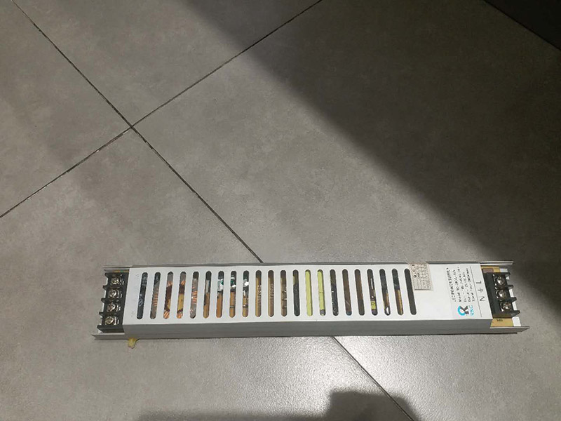 商場(chǎng)燈箱維修:為了工作人員的安全，最好先斷開(kāi)電源，拔下插頭，不要將漏電保護(hù)器，當(dāng)作電源開(kāi)關(guān)使用，這樣很危險(xiǎn)，一點(diǎn)不科學(xué)合理。進(jìn)行電器原件檢查，先逐個(gè)排除原因，檢查要求細(xì)致，若電源線(xiàn)進(jìn)入孔，鎮(zhèn)流器輸入，輸出接線(xiàn)柱，燈座上的電線(xiàn)等等。燈箱片尺寸一定要與導(dǎo)光板尺寸相符，不要過(guò)大或過(guò)小，若不合適，會(huì)影響展示效果和燈箱內(nèi)部的熱量散出，也會(huì)適當(dāng)?shù)臏p少使用壽命。查看燈箱上部電源線(xiàn)時(shí)，要確認(rèn)電源是否經(jīng)出入槽內(nèi)，如沒(méi)有，必須及時(shí)連接好。