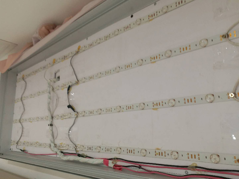 商場(chǎng)燈箱維修:為了工作人員的安全，最好先斷開(kāi)電源，拔下插頭，不要將漏電保護(hù)器，當(dāng)作電源開(kāi)關(guān)使用，這樣很危險(xiǎn)，一點(diǎn)不科學(xué)合理。進(jìn)行電器原件檢查，先逐個(gè)排除原因，檢查要求細(xì)致，若電源線(xiàn)進(jìn)入孔，鎮(zhèn)流器輸入，輸出接線(xiàn)柱，燈座上的電線(xiàn)等等。燈箱片尺寸一定要與導(dǎo)光板尺寸相符，不要過(guò)大或過(guò)小，若不合適，會(huì)影響展示效果和燈箱內(nèi)部的熱量散出，也會(huì)適當(dāng)?shù)臏p少使用壽命。查看燈箱上部電源線(xiàn)時(shí)，要確認(rèn)電源是否經(jīng)出入槽內(nèi)，如沒(méi)有，必須及時(shí)連接好。