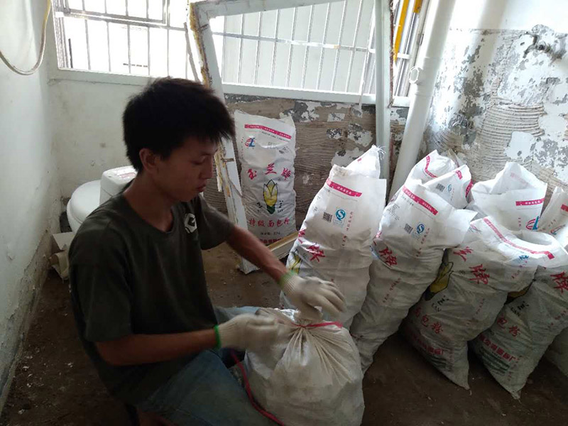 廚房拆除改造方案：如果是舊房改造，就需要首先拆除墻面和地面原有的瓷磚，拆除吊頂，拆除原有的廚具、燈具等；如果是新房想改變原來廚房的格局，也會首先面臨拆墻的任務(wù)。 拆除舊廚房是工程中的第一項，將情墻面和地面上原有的瓷磚全部砸掉，不要只砸掉一半或一部分，以免后面在鋪貼時有縫隙。 拆除吊頂、廚具和燈具，需按照一定的流程拆除。如果想要重新將廚房整頓一下，那么就將廚房的一切原有的都拆除掉。