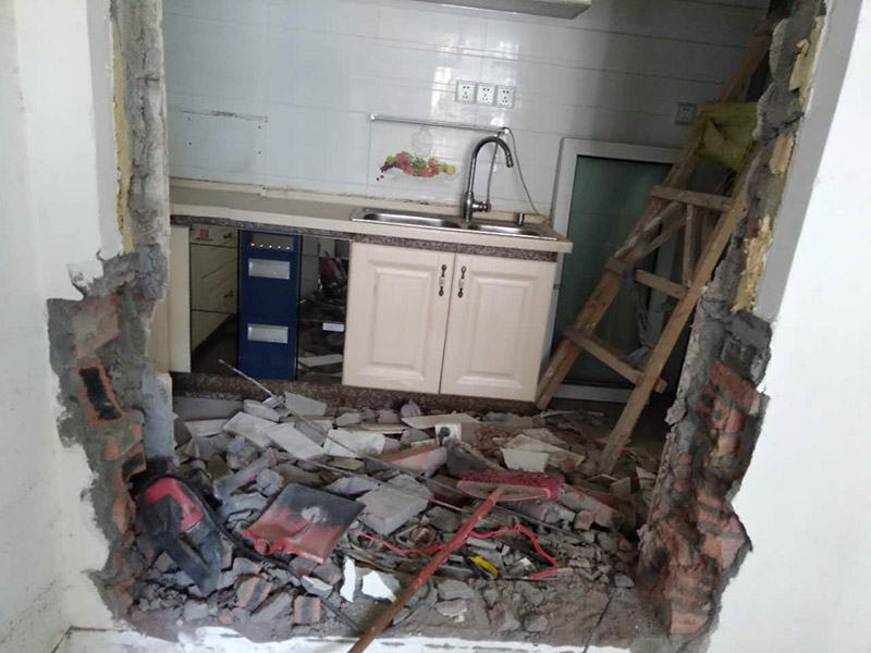 廚房拆除改造方案：如果是舊房改造，就需要首先拆除墻面和地面原有的瓷磚，拆除吊頂，拆除原有的廚具、燈具等；如果是新房想改變原來廚房的格局，也會首先面臨拆墻的任務(wù)。 拆除舊廚房是工程中的第一項，將情墻面和地面上原有的瓷磚全部砸掉，不要只砸掉一半或一部分，以免后面在鋪貼時有縫隙。 拆除吊頂、廚具和燈具，需按照一定的流程拆除。如果想要重新將廚房整頓一下，那么就將廚房的一切原有的都拆除掉。