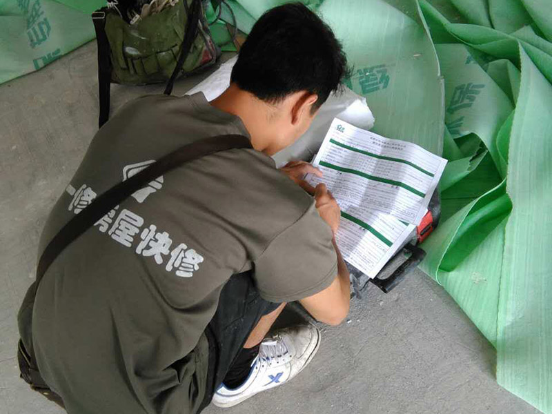 櫥柜五金安裝維修：櫥柜安裝前廚房瓷磚應提前勾縫完成，并應將櫥柜放置區(qū)域的地面和墻面衛(wèi)生清理干凈。五金件品質(zhì)影響整體質(zhì)量。櫥柜上的五金件是整體廚房最重要的組成部分,直接影響櫥柜的整體質(zhì)量。在合適的位置上打造出合適的鉆孔之后，就需要安裝螺絲了。對于五金拉籃的拉籃來說安裝時也需要一些漲塞，這樣才可以保證螺絲的固定更加結實，更加經(jīng)久耐用。櫥柜五金拉籃的安裝其實和櫥柜的安裝沒太大的區(qū)別，就是將滑軌安裝好后將拉籃裝上就可以了，這里要注意拉籃的水平性，不能兩邊高低不同。 裝抽屜和碗柜拉籃時，要盡量往下裝，這樣能多裝東西，充分利用空間，而拉手盡量裝在中間，如果拉手裝高，抽拉時就吃不上勁。