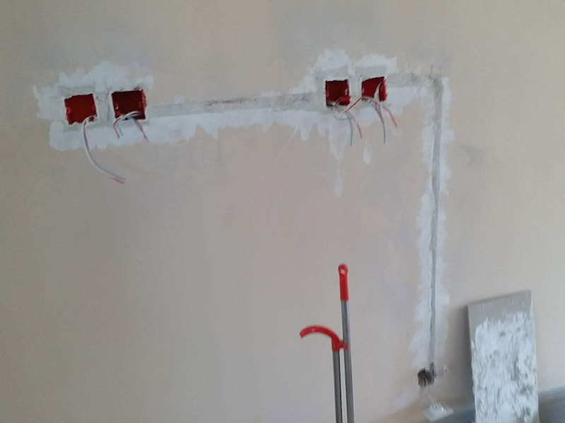 插座電路改線案例：插座離地面30公分（找平高度，毛墻要35合適），進(jìn)門開(kāi)關(guān)高度140公分，離門洞7到8公分適合。確定好位置以后，打上水平線，可以保證開(kāi)關(guān)插座精確定位。切槽要保持先關(guān)深度一直，槽寬度一直，衛(wèi)生間可以適當(dāng)淺一點(diǎn)。衛(wèi)生打掃干凈以后，我們用發(fā)泡劑把底盒固定，把線管需要走的線路走好，收拾利索。穿線的時(shí)候可以把PVC管子拿掉，電線順勢(shì)穿進(jìn)去，再把管子固定。 電線結(jié)完頭以后要涮錫，再用防水膠帶包裹，最后用電工膠帶包好。