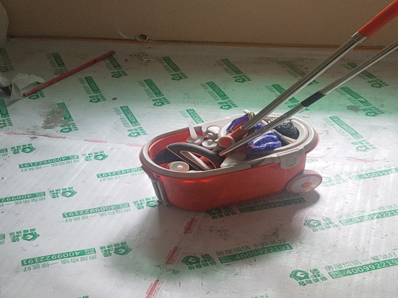 地磚美縫施工現(xiàn)場(chǎng)：使用用開(kāi)槽器/平口螺絲刀/勾縫刀，清理瓷磚縫隙內(nèi)灰塵及垃圾，這一步需要力度適中，不要用蠻力，不然可能存在崩壞瓷磚的風(fēng)險(xiǎn)。然后用吸塵器，掃把或者抹布清理干凈。，建議縫隙在1.5到2mm深度合適?？p隙清理干凈后， 擰開(kāi)管蓋裝上混合管，管頭卡在膠槍的卡口上。首先打出30-40CM美縫劑余料，然后沿著瓷磚縫隙開(kāi)始施工，在施工的時(shí)候一定要美縫劑填充滿瓷磚縫隙，不然后續(xù)可能會(huì)發(fā)生塌陷。瓷磚縫隙打膠方法先豎后橫，沿著縫隙均勻打出美縫劑.一般有些師傅打出3-5米時(shí)停下，開(kāi)始用壓邊球壓縫，十字交叉口處多壓幾次，這樣會(huì)很美觀。壓縫的工具比較多，可用刮板或者壓縫 鋼球、手指套沿著縫隙壓出 U型面就可以了，施工之后24小時(shí)（夏天一般24小時(shí)，冬天一般48小時(shí)，具體看天氣情況），用清縫鏟刀清理瓷磚上多余縫隙。