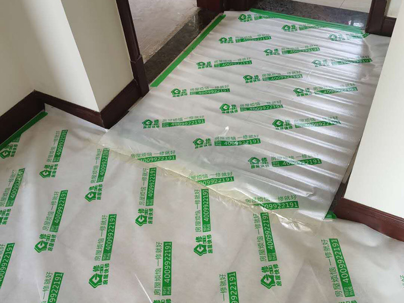 入戶門地面保護(hù)：入戶門是各種裝修物料進(jìn)場以及各種建筑裝修垃圾清理的必經(jīng)之路，這些物品在搬運的過程中，與入戶門發(fā)生磕碰、摩擦的機(jī)率大大增加，所以，第一個需要做好成品保護(hù)的地方就是入戶門。建議：在裝修開工前直到家具進(jìn)場期間，都需要對入戶門進(jìn)行保護(hù)！對于這一點，可以使用成品保護(hù)膜將門包裹。