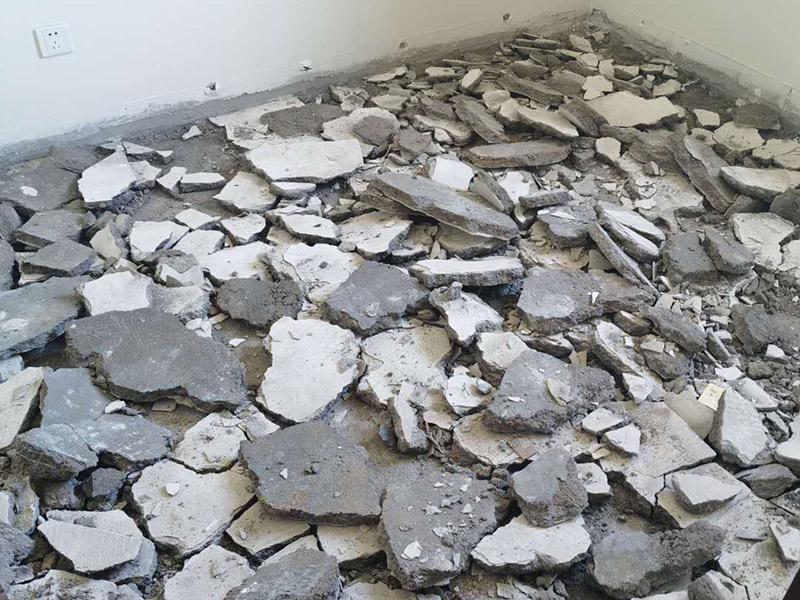 臥室地磚拆除方案：拆除地面瓷磚的方法;拆除地面磚容易的方法是，先想辦法撬開大門口的那塊地磚，因為那塊磚是有一邊露在外面的，比較容易撬開。再用扁的鑿子一片片的往里撬，如果水泥砂漿做得不是牢的話，可以用錘子把扁鑿敲進地磚和水泥地面中間的縫隙里的，那樣就能把地磚整塊的撬起來。 這樣的方法比用錘子從正面敲碎地磚要容易得多。如果順利的話，可能全部能夠撬起來。如果有部份撬不起來的。再用錘子敲碎就行了。 