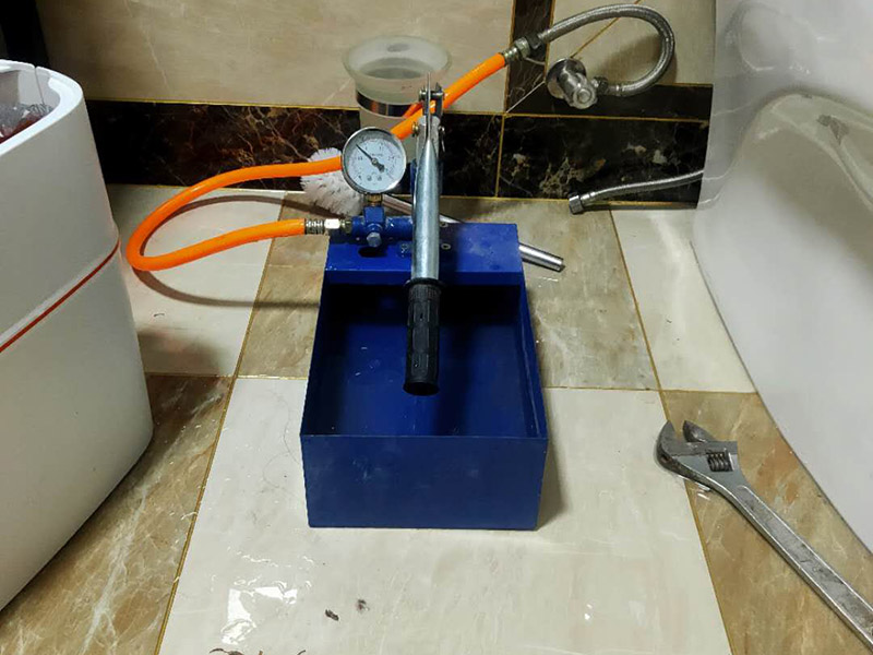 衛(wèi)生間漏水打壓：首先，打壓試驗(yàn)，把衛(wèi)生間整體管道打壓，如果打壓正常，就可以排除是水管漏水。接下來(lái)就是看是不是防水問題。如果排除水管漏水，也不要就一口咬定是防水問題，這樣會(huì)導(dǎo)致直接砸掉地面，后面發(fā)現(xiàn)根本不需要。如果打壓有問題，那就可以判斷是水管漏水，根據(jù)樓下漏水點(diǎn)位置，就得砸掉樓上的瓷磚進(jìn)行維修管道了