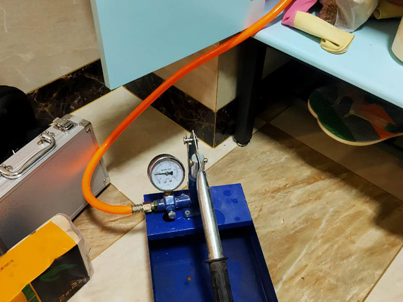 衛(wèi)生間漏水打壓：首先，打壓試驗(yàn)，把衛(wèi)生間整體管道打壓，如果打壓正常，就可以排除是水管漏水。接下來(lái)就是看是不是防水問題。如果排除水管漏水，也不要就一口咬定是防水問題，這樣會(huì)導(dǎo)致直接砸掉地面，后面發(fā)現(xiàn)根本不需要。如果打壓有問題，那就可以判斷是水管漏水，根據(jù)樓下漏水點(diǎn)位置，就得砸掉樓上的瓷磚進(jìn)行維修管道了