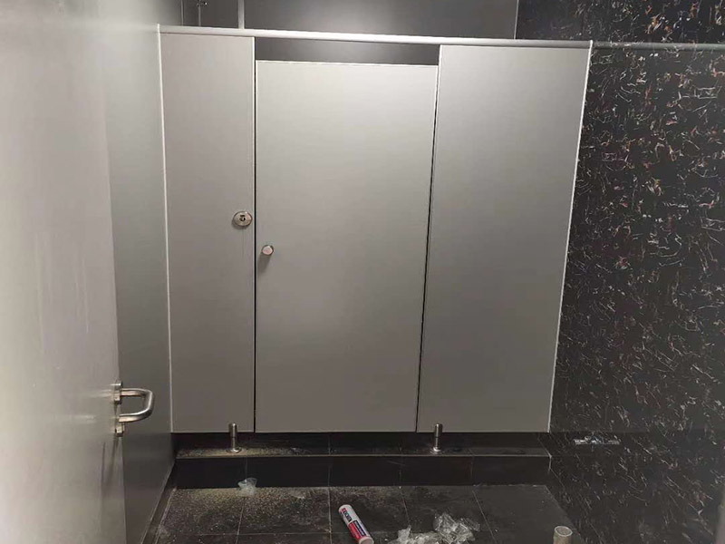 衛(wèi)生間隔斷安裝：在墻壁上找到合適的位置畫出固定片的中心線，看固定板上有幾個(gè)固定用的螺絲孔，然后在墻壁中心線上對(duì)應(yīng)的打上幾個(gè)孔，把塑膠賽套放入孔內(nèi)，接下來就是用膨脹絲把固定板固定在墻上。固定板和底座的作用就是用來固定隔間板的，把隔間板放在調(diào)整底座上，然后調(diào)整底座高低使隔間板緊貼墻壁上的固定板，然后再微調(diào)底座高低使隔間板距地面有一定距離，大約15厘米就好，然后用水平尺確定水平，等一切都調(diào)整好后，用螺絲把隔間板固定在固定板和調(diào)整底座上。