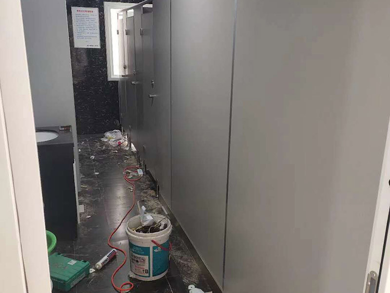 衛(wèi)生間隔斷安裝：在墻壁上找到合適的位置畫出固定片的中心線，看固定板上有幾個(gè)固定用的螺絲孔，然后在墻壁中心線上對(duì)應(yīng)的打上幾個(gè)孔，把塑膠賽套放入孔內(nèi)，接下來就是用膨脹絲把固定板固定在墻上。固定板和底座的作用就是用來固定隔間板的，把隔間板放在調(diào)整底座上，然后調(diào)整底座高低使隔間板緊貼墻壁上的固定板，然后再微調(diào)底座高低使隔間板距地面有一定距離，大約15厘米就好，然后用水平尺確定水平，等一切都調(diào)整好后，用螺絲把隔間板固定在固定板和調(diào)整底座上。