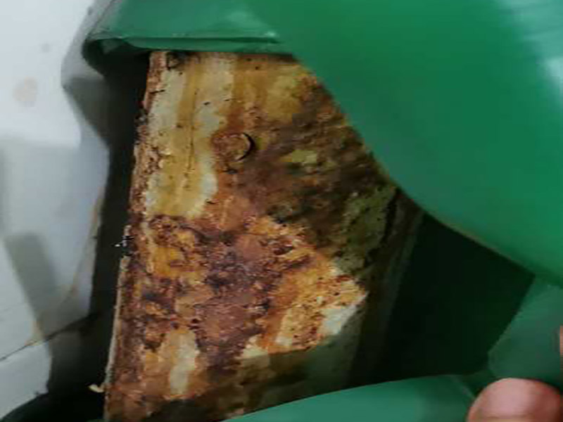 管道生銹漏水維修：1.如果是直徑2厘米的鐵水管漏水但是鐵水管上面沒有繡制，只是有部分的位置破dao壞了，首先我們先把水管的總閥關(guān)閉，然后更換該位置的鐵水管，然后切斷該位置的水管，接著我們用切絲用的器械切絲扣，最后接上鏈接頭就可以了。 2.如果直徑2厘米的鐵水管漏水是因?yàn)樗苋勘讳P蝕所致的。那么我們可以先把水管的總閥關(guān)閉，然后把該段水管全部換掉兩頭套上螺絲的扣擰上就可以了。 3.如果是直徑20厘米的鐵水管漏水了是因?yàn)殒溄宇^出現(xiàn)了問題那么把連接頭部分換掉就可以。如果是因?yàn)楣茏幼陨沓霈F(xiàn)了漏水，那么只有磨去原管子自身的繡制，然后采用焊接的方法修補(bǔ)就可以了。