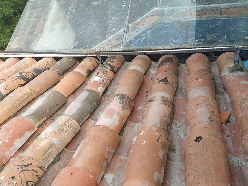 屋檐排水溝維修：檢查排水溝的接縫有沒有漏洞。您可以用與排水溝材質(zhì)相同的金屬片來修補小洞。大多數(shù)排水溝用的是鋁或銅。使用不同的金屬來修補排水溝將會出現(xiàn)腐蝕現(xiàn)象。在損壞的區(qū)域涂上厚厚的一層屋頂粘合劑，然后將補片按壓在合適的位置，并按排水溝的形狀彎曲補片。將更多的屋頂粘合劑涂抹在補片邊緣以起到隔水作用。