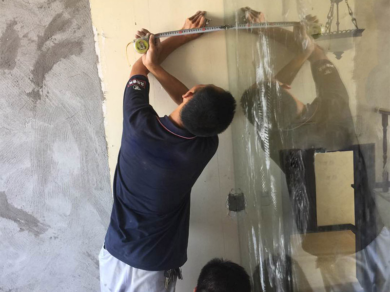 玻璃隔斷安裝:如用壓條安裝時先固定玻璃一側的壓條，并用橡膠墊墊在玻璃下方，再用壓條將玻璃固定；如用玻璃膠直接固定玻璃，應將玻璃先安裝在小龍骨的預留槽內，然后用玻璃膠封閉固定。首先在玻璃上沿四周粘上紙膠帶，根據設計要求將各種玻璃膠均勻地打在玻璃與小龍骨之間。待玻璃膠完全干后撕掉紙膠帶。