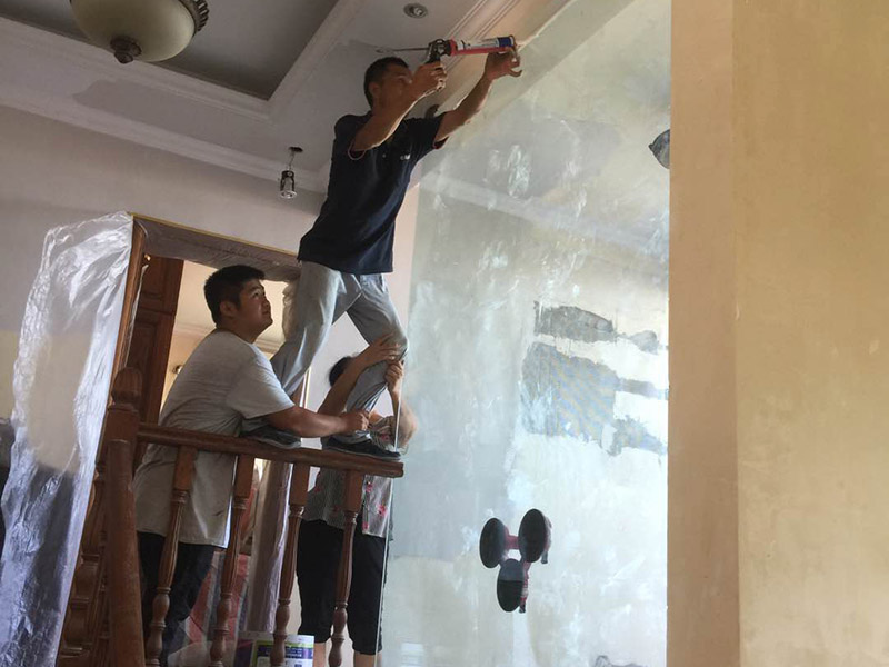 玻璃隔斷安裝:如用壓條安裝時先固定玻璃一側的壓條，并用橡膠墊墊在玻璃下方，再用壓條將玻璃固定；如用玻璃膠直接固定玻璃，應將玻璃先安裝在小龍骨的預留槽內，然后用玻璃膠封閉固定。首先在玻璃上沿四周粘上紙膠帶，根據設計要求將各種玻璃膠均勻地打在玻璃與小龍骨之間。待玻璃膠完全干后撕掉紙膠帶。