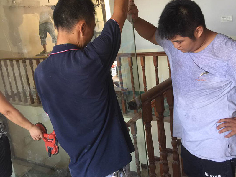 玻璃隔斷安裝:如用壓條安裝時先固定玻璃一側的壓條，并用橡膠墊墊在玻璃下方，再用壓條將玻璃固定；如用玻璃膠直接固定玻璃，應將玻璃先安裝在小龍骨的預留槽內，然后用玻璃膠封閉固定。首先在玻璃上沿四周粘上紙膠帶，根據設計要求將各種玻璃膠均勻地打在玻璃與小龍骨之間。待玻璃膠完全干后撕掉紙膠帶。