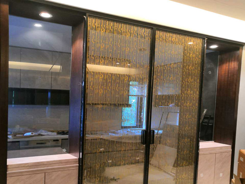 廚房移門維修：廚房移門的材質(zhì)一般是所料或者是鋁合金，如果是這兩種材料的臺面開裂(如果縫隙大)可以先用天那水清洗縫隙，再把相同的材料切片插入縫隙中，灌入和臺面一樣顏色的人造石膠水，等膠水固化后用水磨機(jī)打磨平再拋光就可以了；如果縫隙小，就用同色人造石膠水加固化劑和石粉攪拌后滲入縫隙里，膠水固化后打磨拋光就可以了。如果處理的好，縫隙是看不出來的。