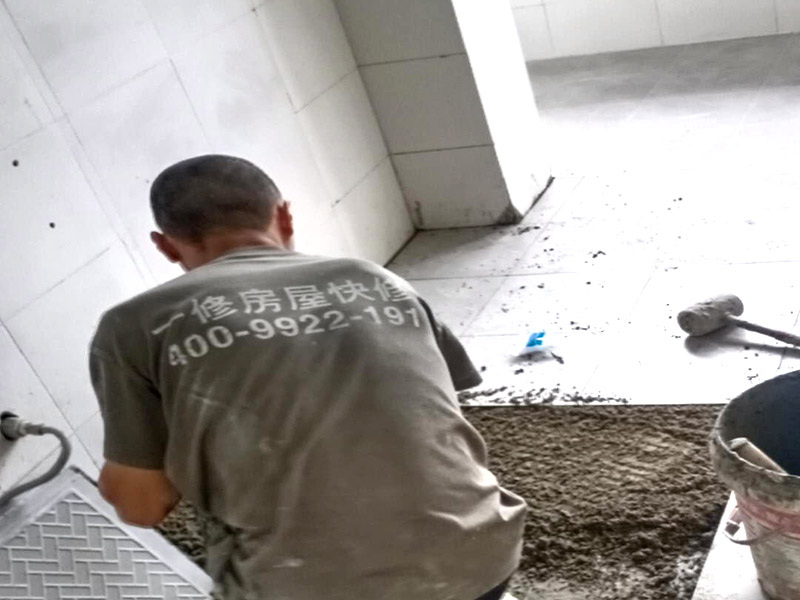 地面瓷磚鋪貼修補：首先應(yīng)除去基層表面的污垢，油漬，浮灰;除去基層上所有涂料層，膩子層;如果基層未能達到平整度要求，需對基層進行預先的找平處理。加水后將粘結(jié)劑漿料攪拌至潤滑均勻，無明顯塊狀或糊狀結(jié)塊，攪拌后的漿料靜置5-10分鐘后再稍加攪拌1-2分鐘即可使用。在開始鋪貼施工前，需要先清理瓷磚表面的浮灰，污垢等。將瓷磚平整地鋪貼在基層上，使用橡膠錘將瓷磚拍實鋪平。施工過程中，可小幅度轉(zhuǎn)動瓷磚，使?jié){料與瓷磚背面充分接觸。根據(jù)磚的尺寸，在磚與磚之間預留相應(yīng)尺寸的縫隙留待嵌縫。粘結(jié)劑具有一定的可調(diào)整性能，可對留縫的大小進行調(diào)整。瓷磚鋪貼結(jié)束后24小時，可進行嵌縫施工。將調(diào)制好的嵌縫劑均勻地涂在磚與磚的縫隙內(nèi)。