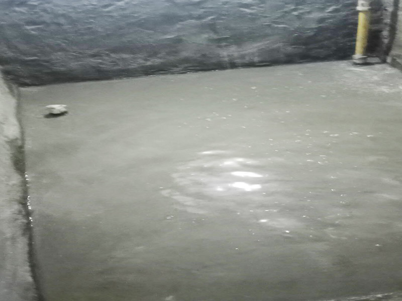地面防水找平貼磚：衛(wèi)生間的防水工作流程，都是在地面用水泥砂漿找平一次，等它干透后再做防水。一般的防水施工要做2到3遍，而且防水的順序也是有講究的，比如，要先做完墻面防水再貼墻磚，其次才可以做地面防水，再貼地磚。因?yàn)榈孛娼?jīng)常會(huì)踩來(lái)踩去，地面防水如果先做了會(huì)很容易踩壞。一般情況下，在2到3遍的防水層全部做好后，會(huì)有5到7天的固化期，所以自然的，貼瓷磚肯定是要等到這之后才能做。固化期到了，我們也需要重新測(cè)試防水做的好不好，漏不漏水，這就需要再加水測(cè)試24小時(shí)后看看家里地面水位是否下降，或者看看樓下鄰居的衛(wèi)生間有