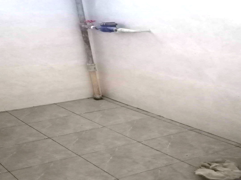 地面防水找平貼磚：衛(wèi)生間的防水工作流程，都是在地面用水泥砂漿找平一次，等它干透后再做防水。一般的防水施工要做2到3遍，而且防水的順序也是有講究的，比如，要先做完墻面防水再貼墻磚，其次才可以做地面防水，再貼地磚。因?yàn)榈孛娼?jīng)常會(huì)踩來(lái)踩去，地面防水如果先做了會(huì)很容易踩壞。一般情況下，在2到3遍的防水層全部做好后，會(huì)有5到7天的固化期，所以自然的，貼瓷磚肯定是要等到這之后才能做。固化期到了，我們也需要重新測(cè)試防水做的好不好，漏不漏水，這就需要再加水測(cè)試24小時(shí)后看看家里地面水位是否下降，或者看看樓下鄰居的衛(wèi)生間有