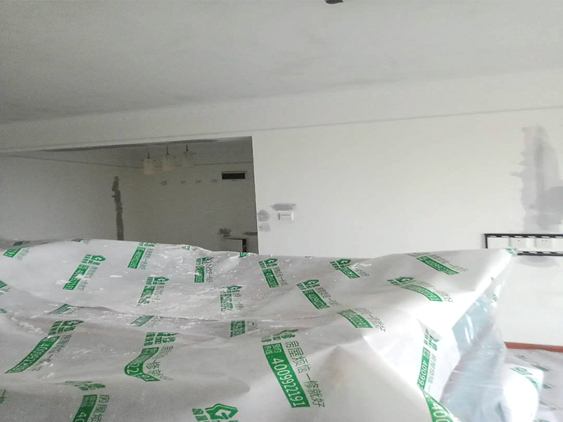 家具成品保護(hù):各類裝修物料的進(jìn)場(chǎng)、建筑裝修垃圾的清理都必須經(jīng)過(guò)入戶門。在對(duì)物品進(jìn)行搬運(yùn)時(shí)，難免會(huì)與入戶門發(fā)生磕碰及摩擦。因此，在進(jìn)行成品保護(hù)時(shí)，我們首先要做好入戶門的保護(hù)。 水電改造是基礎(chǔ)裝修，水電裝修的質(zhì)量好壞，直接決定著后期的施工和使用。因此，在進(jìn)行水電改造時(shí)，同樣需要做好成品保護(hù)工作。水電改造完成后，應(yīng)當(dāng)對(duì)各種管線進(jìn)行規(guī)范的固定，以防脫落;對(duì)裸露的線頭要進(jìn)行包裹，以防發(fā)生觸電的危險(xiǎn);做好地面裸線管的固定和保護(hù)，防止被踩壞。同時(shí)，在搬運(yùn)物料時(shí)，也不要破壞地面鋪設(shè)的管線。 進(jìn)行裝修施工時(shí)，磁環(huán)邊鋪邊勾縫，在崗鋪設(shè)的瓷磚、地板上堆放雜物、走動(dòng)踩踏，地板沒(méi)有使用成品保護(hù)膜覆蓋等都會(huì)影響瓷磚及地板的鋪貼效果，使瓷磚出現(xiàn)施工質(zhì)量問(wèn)題。