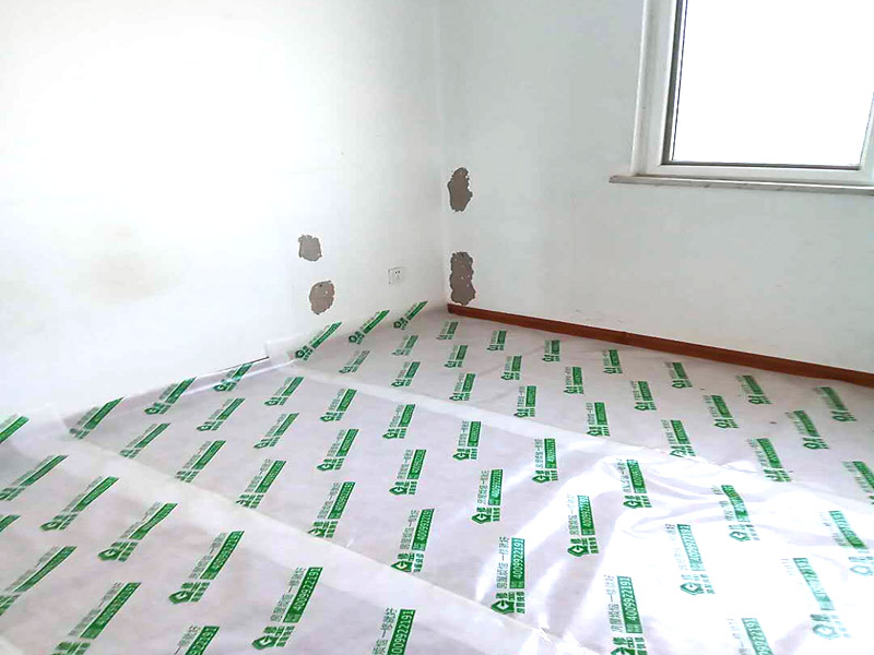 家具成品保護(hù):各類裝修物料的進(jìn)場(chǎng)、建筑裝修垃圾的清理都必須經(jīng)過(guò)入戶門。在對(duì)物品進(jìn)行搬運(yùn)時(shí)，難免會(huì)與入戶門發(fā)生磕碰及摩擦。因此，在進(jìn)行成品保護(hù)時(shí)，我們首先要做好入戶門的保護(hù)。 水電改造是基礎(chǔ)裝修，水電裝修的質(zhì)量好壞，直接決定著后期的施工和使用。因此，在進(jìn)行水電改造時(shí)，同樣需要做好成品保護(hù)工作。水電改造完成后，應(yīng)當(dāng)對(duì)各種管線進(jìn)行規(guī)范的固定，以防脫落;對(duì)裸露的線頭要進(jìn)行包裹，以防發(fā)生觸電的危險(xiǎn);做好地面裸線管的固定和保護(hù)，防止被踩壞。同時(shí)，在搬運(yùn)物料時(shí)，也不要破壞地面鋪設(shè)的管線。 進(jìn)行裝修施工時(shí)，磁環(huán)邊鋪邊勾縫，在崗鋪設(shè)的瓷磚、地板上堆放雜物、走動(dòng)踩踏，地板沒(méi)有使用成品保護(hù)膜覆蓋等都會(huì)影響瓷磚及地板的鋪貼效果，使瓷磚出現(xiàn)施工質(zhì)量問(wèn)題。