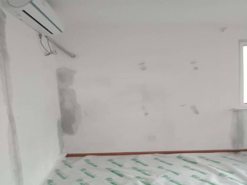 墻面修補翻新案例:舊墻的基本處理包括清理舊墻面原有的乳膠漆和膩子層的鏟除、木裝修、其他表面裝飾物（如壁紙）的拆除，如果只是裝修了一兩年的墻面，墻面的膩子可以不用鏟除，用鋼刷和砂紙打磨墻面后就可以重新涂刷乳膠漆，如果裝修時間較長的就需要將膩子層鏟除后再進行后續(xù)工序。切記舊墻面一定要進行處理，不能直接涂刷，粉化嚴重的墻面要鏟除后，抹上一層白水泥，再進行涂刷。墻面涂刷底漆的作用是抗堿防潮、封固基材、保護面漆，提高面漆的質(zhì)感和遮蓋力。如果沒有刷底漆就直接上面漆的話，時間一長墻面就容易起泡、發(fā)霉，經(jīng)陽光長時間照射也會發(fā)生墻面變色的情況。