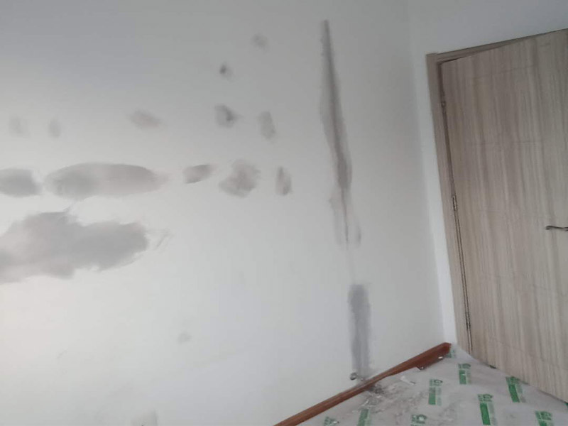 天花板刮膩?zhàn)泳S修：刮膩?zhàn)訉?duì)不同的墻體有著不同的要求，像比較常見的混凝土的墻面，會(huì)出現(xiàn)一些氣孔與鼓起的現(xiàn)象，所以就要先把墻面修平整掉，磨平凸起處，填補(bǔ)凹陷處。如果是預(yù)制混凝土的墻面，那么它的表面層就會(huì)有一些砂礫與疙瘩的現(xiàn)象，這個(gè)時(shí)候就需要專業(yè)的施工人員，使用用鋼絲刷把墻面整體的刷一遍。基層做好處理后，墻面還是會(huì)有一些凹陷的地方，這個(gè)時(shí)候就可以用石膏膩?zhàn)觼?lái)補(bǔ)平。將石膏膩?zhàn)訅簩?shí)凹陷處，橫抹豎起的地方再重新刮一遍，這樣來(lái)確保墻面的平整。刮膩?zhàn)又埃瑖娝⒁槐檎辰Y(jié)劑，就可以開始刮膩?zhàn)恿恕Ｄ佔(zhàn)庸瓮旰?，仔?xì)檢查看看墻面