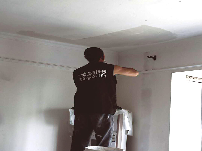 天花板刮膩?zhàn)泳S修：刮膩?zhàn)訉?duì)不同的墻體有著不同的要求，像比較常見的混凝土的墻面，會(huì)出現(xiàn)一些氣孔與鼓起的現(xiàn)象，所以就要先把墻面修平整掉，磨平凸起處，填補(bǔ)凹陷處。如果是預(yù)制混凝土的墻面，那么它的表面層就會(huì)有一些砂礫與疙瘩的現(xiàn)象，這個(gè)時(shí)候就需要專業(yè)的施工人員，使用用鋼絲刷把墻面整體的刷一遍?；鶎幼龊锰幚砗螅瑝γ孢€是會(huì)有一些凹陷的地方，這個(gè)時(shí)候就可以用石膏膩?zhàn)觼?lái)補(bǔ)平。將石膏膩?zhàn)訅簩?shí)凹陷處，橫抹豎起的地方再重新刮一遍，這樣來(lái)確保墻面的平整。刮膩?zhàn)又?，噴刷一遍粘結(jié)劑，就可以開始刮膩?zhàn)恿?。膩?zhàn)庸瓮旰?，仔?xì)檢查看看墻面