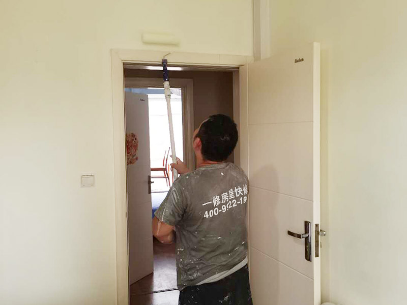 墻面滾漆翻新施工：檢查舊房墻面基層問題，對癥下藥施工，如果墻面裝修5年甚至10年以上，墻面有開裂，滲水，起皮或者之前有貼過墻紙的舊房，就需要將原墻紙撕掉，將墻面鏟至毛坯層，做鏟墻施工，如近幾年裝修過的房子，則不需要做鏟墻施工，墻面基層無明顯破損，打磨膩子或者重新批刮膩子，做乳膠漆施工即可！ 膩子是一種墻體抹灰找平材料，膩子的作用是為了使墻面平整，起找平的作用，增強底漆的附著力，且防水膩子還具有耐水的性能，可以保證乳膠漆施工后不會出現(xiàn)起皮，掉粉等現(xiàn)象，膩子施工后，一定要做精細打磨，保證膩子的細膩性。 底漆的作用是使面漆的附著力更強，最主要的作用是使漆面平整，從而對面漆起支撐作用，令漆面看起來更為豐滿。