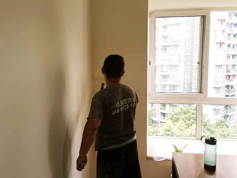 墻面滾漆翻新施工：檢查舊房墻面基層問題，對癥下藥施工，如果墻面裝修5年甚至10年以上，墻面有開裂，滲水，起皮或者之前有貼過墻紙的舊房，就需要將原墻紙撕掉，將墻面鏟至毛坯層，做鏟墻施工，如近幾年裝修過的房子，則不需要做鏟墻施工，墻面基層無明顯破損，打磨膩子或者重新批刮膩子，做乳膠漆施工即可！ 膩子是一種墻體抹灰找平材料，膩子的作用是為了使墻面平整，起找平的作用，增強底漆的附著力，且防水膩子還具有耐水的性能，可以保證乳膠漆施工后不會出現(xiàn)起皮，掉粉等現(xiàn)象，膩子施工后，一定要做精細打磨，保證膩子的細膩性。 底漆的作用是使面漆的附著力更強，最主要的作用是使漆面平整，從而對面漆起支撐作用，令漆面看起來更為豐滿。