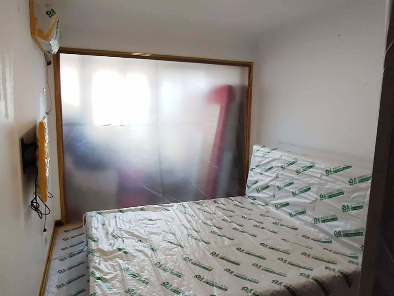 成品家具保護(hù)措施：各類裝修物料的進(jìn)場、建筑裝修垃圾的清理都必須經(jīng)過入戶門。在對物品進(jìn)行搬運時，難免會與入戶門發(fā)生磕碰及摩擦。水電改造是基礎(chǔ)裝修，水電裝修的質(zhì)量好壞，直接決定著后期的施工和使用。因此，在進(jìn)行水電改造時，同樣需要做好成品保護(hù)工作。水電改造完成后，應(yīng)當(dāng)對各種管線進(jìn)行規(guī)范的固定，以防脫落;對裸露的線頭要進(jìn)行包裹，以防發(fā)生觸電的危險;做好地面裸線管的固定和保護(hù)，防止被踩壞。同時，在搬運物料時，也不要破壞地面鋪設(shè)的管線。進(jìn)行裝修施工時，磁環(huán)邊鋪邊勾縫，在崗鋪設(shè)的瓷磚、地板上堆放雜物、走動踩踏，地板沒有使用成品保護(hù)膜覆蓋等都會影響瓷磚及地板的鋪貼效果，使瓷磚出現(xiàn)施工質(zhì)量問題。