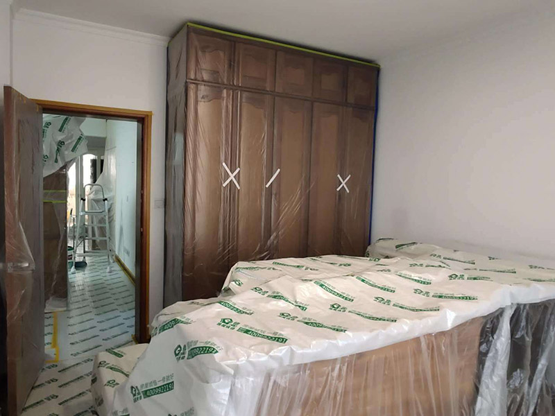 成品家具保護(hù)措施：各類裝修物料的進(jìn)場、建筑裝修垃圾的清理都必須經(jīng)過入戶門。在對物品進(jìn)行搬運時，難免會與入戶門發(fā)生磕碰及摩擦。水電改造是基礎(chǔ)裝修，水電裝修的質(zhì)量好壞，直接決定著后期的施工和使用。因此，在進(jìn)行水電改造時，同樣需要做好成品保護(hù)工作。水電改造完成后，應(yīng)當(dāng)對各種管線進(jìn)行規(guī)范的固定，以防脫落;對裸露的線頭要進(jìn)行包裹，以防發(fā)生觸電的危險;做好地面裸線管的固定和保護(hù)，防止被踩壞。同時，在搬運物料時，也不要破壞地面鋪設(shè)的管線。進(jìn)行裝修施工時，磁環(huán)邊鋪邊勾縫，在崗鋪設(shè)的瓷磚、地板上堆放雜物、走動踩踏，地板沒有使用成品保護(hù)膜覆蓋等都會影響瓷磚及地板的鋪貼效果，使瓷磚出現(xiàn)施工質(zhì)量問題。