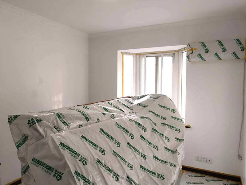 成品家具保護(hù)措施：各類裝修物料的進(jìn)場、建筑裝修垃圾的清理都必須經(jīng)過入戶門。在對物品進(jìn)行搬運時，難免會與入戶門發(fā)生磕碰及摩擦。水電改造是基礎(chǔ)裝修，水電裝修的質(zhì)量好壞，直接決定著后期的施工和使用。因此，在進(jìn)行水電改造時，同樣需要做好成品保護(hù)工作。水電改造完成后，應(yīng)當(dāng)對各種管線進(jìn)行規(guī)范的固定，以防脫落;對裸露的線頭要進(jìn)行包裹，以防發(fā)生觸電的危險;做好地面裸線管的固定和保護(hù)，防止被踩壞。同時，在搬運物料時，也不要破壞地面鋪設(shè)的管線。進(jìn)行裝修施工時，磁環(huán)邊鋪邊勾縫，在崗鋪設(shè)的瓷磚、地板上堆放雜物、走動踩踏，地板沒有使用成品保護(hù)膜覆蓋等都會影響瓷磚及地板的鋪貼效果，使瓷磚出現(xiàn)施工質(zhì)量問題。