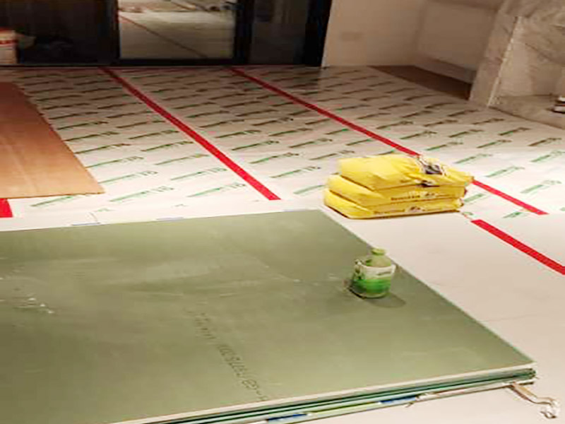 地面保護(hù)方案：入戶門的保護(hù) 各種裝修物料的進(jìn)場(chǎng)以及各種建筑裝修的清理，都會(huì)經(jīng)過入戶門，這些物品在搬運(yùn)的過程中，與入戶門發(fā)生磕碰、摩擦的機(jī)率大大增加，所以，第一個(gè)需要做好成品保護(hù)的地方就是我們的入戶門。建議：在裝修開工前直到家具進(jìn)場(chǎng)期間，都需要對(duì)入戶門進(jìn)行保護(hù)！對(duì)于這一點(diǎn)，可以使用成品保護(hù)膜將門包裹。 二、水電改造時(shí)的保護(hù) 1、電路改造的時(shí)候，能開槽的地方盡量開槽。 2、不能開槽的地方一定要做好固定和保護(hù)。 3、下水管要封好 。4、對(duì)裸露的線頭盡量進(jìn)行包裹。 三、瓷磚、地板的鋪貼保護(hù) 瓷磚、地板的鋪裝，也屬于基礎(chǔ)裝修的部分，經(jīng)常發(fā)現(xiàn)瓷磚施工時(shí)和施工后都沒有做成品保護(hù)工作，具體的表現(xiàn)有：瓷磚邊鋪邊勾縫、在剛鋪的瓷磚、地板上堆放雜物、剛鋪的瓷磚就在上面走動(dòng)踩踏、地面瓷磚、地板沒有使用成品保護(hù)膜覆蓋等，這些都會(huì)影響瓷磚的鋪貼效果，造成瓷磚的施工質(zhì)量問題。 