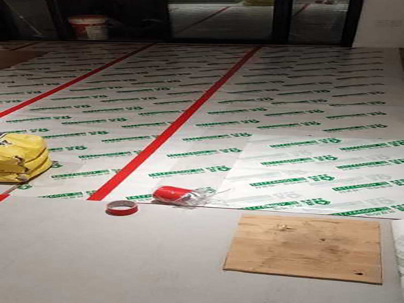 地面保護(hù)方案：入戶門的保護(hù) 各種裝修物料的進(jìn)場(chǎng)以及各種建筑裝修的清理，都會(huì)經(jīng)過入戶門，這些物品在搬運(yùn)的過程中，與入戶門發(fā)生磕碰、摩擦的機(jī)率大大增加，所以，第一個(gè)需要做好成品保護(hù)的地方就是我們的入戶門。建議：在裝修開工前直到家具進(jìn)場(chǎng)期間，都需要對(duì)入戶門進(jìn)行保護(hù)！對(duì)于這一點(diǎn)，可以使用成品保護(hù)膜將門包裹。 二、水電改造時(shí)的保護(hù) 1、電路改造的時(shí)候，能開槽的地方盡量開槽。 2、不能開槽的地方一定要做好固定和保護(hù)。 3、下水管要封好 。4、對(duì)裸露的線頭盡量進(jìn)行包裹。 三、瓷磚、地板的鋪貼保護(hù) 瓷磚、地板的鋪裝，也屬于基礎(chǔ)裝修的部分，經(jīng)常發(fā)現(xiàn)瓷磚施工時(shí)和施工后都沒有做成品保護(hù)工作，具體的表現(xiàn)有：瓷磚邊鋪邊勾縫、在剛鋪的瓷磚、地板上堆放雜物、剛鋪的瓷磚就在上面走動(dòng)踩踏、地面瓷磚、地板沒有使用成品保護(hù)膜覆蓋等，這些都會(huì)影響瓷磚的鋪貼效果，造成瓷磚的施工質(zhì)量問題。 