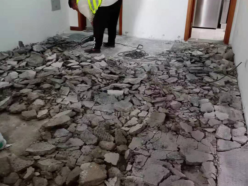 客廳地磚拆除施工：為了更好的拆除地磚，我們可以優(yōu)先從大門口那塊開始，因為可以更快的找到接縫，比較容易撬開。找到接縫，用扁口鑿往里撬。如何水泥砂漿還不是特別牢固的話，用錘子將扁口鑿輕敲進縫隙內(nèi)，就可以瞬間將整塊地磚撬起拆除。