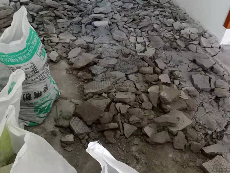 客廳地磚拆除施工：為了更好的拆除地磚，我們可以優(yōu)先從大門口那塊開始，因為可以更快的找到接縫，比較容易撬開。找到接縫，用扁口鑿往里撬。如何水泥砂漿還不是特別牢固的話，用錘子將扁口鑿輕敲進縫隙內(nèi)，就可以瞬間將整塊地磚撬起拆除。