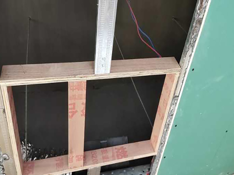 吊頂安裝施工：做好了樓層和墻壁等處需要標高之后，裝修吊頂?shù)牧鞒痰南乱画h(huán)節(jié)就是主龍骨吊桿的安裝了。如果已經(jīng)確定清楚了頂棚標高水平線及主龍骨的位置的話，就可以進行對吊桿下頭的標高操作了，實施起來也很簡單，通過膨脹螺栓來將無螺栓絲吊桿的其中一頭固定于主龍骨和吊掛間距中的樓板下方即可。這里需要注意的一點是，專業(yè)、合格的吊桿一般都要求以8毫米扁鋼或6米的鋼筋材料來制作。主龍骨和各部分螺母配置好后，就可以開展裝修吊頂?shù)牧鞒讨械目郯灏惭b工序了。