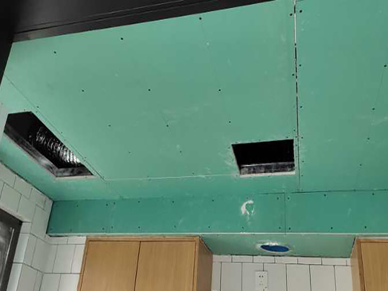 吊頂安裝施工：做好了樓層和墻壁等處需要標高之后，裝修吊頂?shù)牧鞒痰南乱画h(huán)節(jié)就是主龍骨吊桿的安裝了。如果已經(jīng)確定清楚了頂棚標高水平線及主龍骨的位置的話，就可以進行對吊桿下頭的標高操作了，實施起來也很簡單，通過膨脹螺栓來將無螺栓絲吊桿的其中一頭固定于主龍骨和吊掛間距中的樓板下方即可。這里需要注意的一點是，專業(yè)、合格的吊桿一般都要求以8毫米扁鋼或6米的鋼筋材料來制作。主龍骨和各部分螺母配置好后，就可以開展裝修吊頂?shù)牧鞒讨械目郯灏惭b工序了。