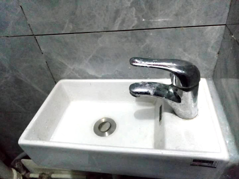 公寓局部改造:衛(wèi)生間改造中水電的改造尤為重要且需要最早開始著手，由于會涉及到浴霸采暖、燈光的線路走向、水管的入墻等問題，所以在改造之前需制定一個詳細的水電走向設計，從而提高安全質(zhì)量以及滿足裝修業(yè)主們生活的需要。其次就是需要對其做相應的防水處理。因為在日常的家庭中，衛(wèi)生間的水是處處可見的，非常潮濕。衛(wèi)生間內(nèi)的防水涂料是由地面延伸到墻面的，涂刷過程中精良的保證厚度均勻。還需要處理好地面和墻面交界處的各類管件的涂刷。待防水處理完全確定后，等待地面干透就可以做后續(xù)的工程了。