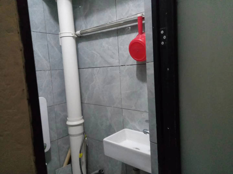 公寓局部改造:衛(wèi)生間改造中水電的改造尤為重要且需要最早開始著手，由于會涉及到浴霸采暖、燈光的線路走向、水管的入墻等問題，所以在改造之前需制定一個詳細的水電走向設計，從而提高安全質(zhì)量以及滿足裝修業(yè)主們生活的需要。其次就是需要對其做相應的防水處理。因為在日常的家庭中，衛(wèi)生間的水是處處可見的，非常潮濕。衛(wèi)生間內(nèi)的防水涂料是由地面延伸到墻面的，涂刷過程中精良的保證厚度均勻。還需要處理好地面和墻面交界處的各類管件的涂刷。待防水處理完全確定后，等待地面干透就可以做后續(xù)的工程了。