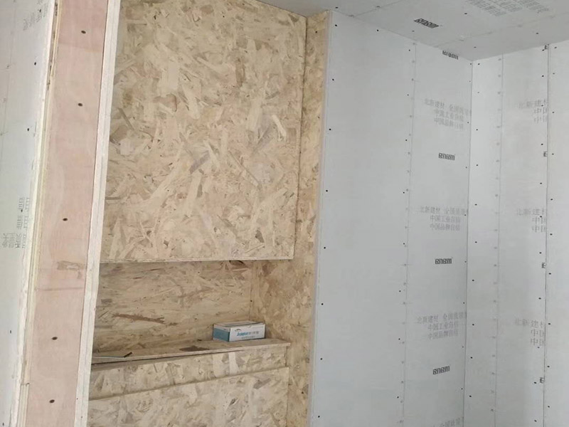 家具定制安裝案例：定制家具根據(jù)個(gè)人的興趣愛好提出特點(diǎn)要求而進(jìn)行設(shè)計(jì)，設(shè)計(jì)出各種顏色搭配、款式豐富新穎的產(chǎn)品，滿足不同人對家具的個(gè)性要求，是大批量生產(chǎn)的大眾化家具所無法比擬的。 消費(fèi)者能夠控制家具材料成本。定制家具因?yàn)榧揖叩母鞣N屬性參數(shù)是可以定制的，也就是可以控制家具成本，覺得成本太高時(shí)可以適量減少。另外，定制家具品牌一般都是找固定的供應(yīng)商，材料方面有保障，而且價(jià)格相對也會便宜。