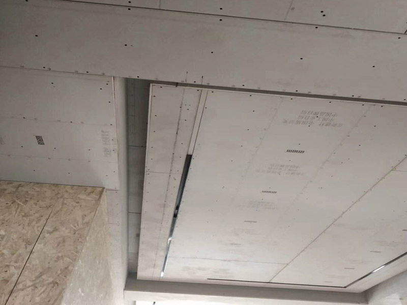 家具定制安裝案例：定制家具根據(jù)個(gè)人的興趣愛好提出特點(diǎn)要求而進(jìn)行設(shè)計(jì)，設(shè)計(jì)出各種顏色搭配、款式豐富新穎的產(chǎn)品，滿足不同人對家具的個(gè)性要求，是大批量生產(chǎn)的大眾化家具所無法比擬的。 消費(fèi)者能夠控制家具材料成本。定制家具因?yàn)榧揖叩母鞣N屬性參數(shù)是可以定制的，也就是可以控制家具成本，覺得成本太高時(shí)可以適量減少。另外，定制家具品牌一般都是找固定的供應(yīng)商，材料方面有保障，而且價(jià)格相對也會便宜。