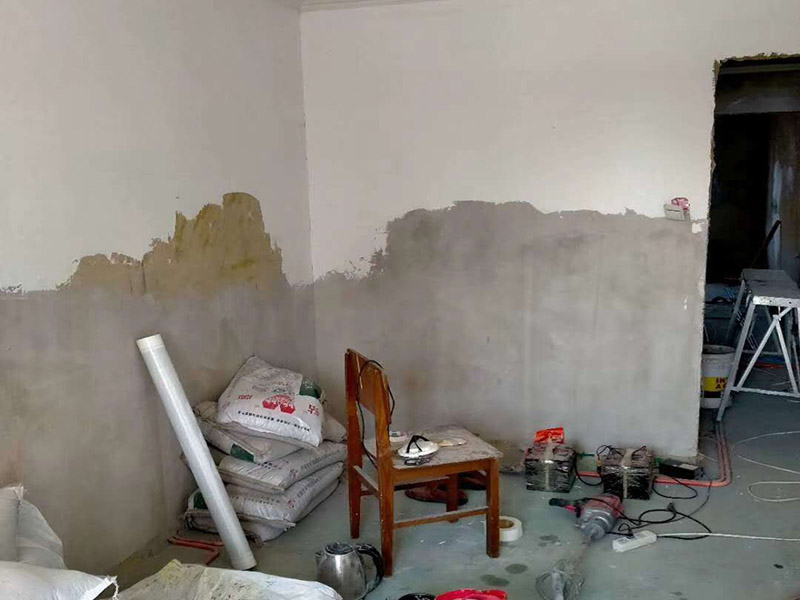 全屋整體裝修翻新：首先在做翻新的時(shí)候一定要把之前的墻面給處理干凈，粉化嚴(yán)重的一定要鏟除干凈。由于之前的墻面有刷過油漆和乳膠漆，所在做完鏟除后一定要做打磨處理，將原來墻體上的結(jié)實(shí)的表皮及浮沉全部清理掉，如果說墻體出現(xiàn)小部分的凹陷以及裂縫的話可以用膩?zhàn)由晕⑻钛a(bǔ)一下。 清理干凈的墻面一定要刷一道底漆，墻面底漆的主要作用就是抗堿防潮、封固基材、保護(hù)面漆、提高面漆的質(zhì)量以及遮蓋力。尤其是對(duì)老房子進(jìn)行翻新的時(shí)候底漆是特別的重要，如果說是直接的上面漆的話墻面就很容易起泡發(fā)霉，時(shí)間不久后就會(huì)再一次出現(xiàn)脫落現(xiàn)象，不能重蹈覆轍。 在上面漆之前要裝油漆按照漆桶的說明配比及涂刷，要準(zhǔn)備足夠的量，保證顏色的相同，不要因?yàn)榱可偃绷亢髞磉M(jìn)行后補(bǔ)，這樣很容易發(fā)生色差的問題。刷面漆時(shí)要選擇質(zhì)量好的刷漆滾筒，這樣刷出來的質(zhì)地才會(huì)更加的均勻好看。刷完漆之后要注意通風(fēng)問題，因?yàn)橄♂寗┲械亩妆匠煞謺?huì)與乳膠漆中的成分發(fā)生化學(xué)反應(yīng)導(dǎo)致墻面泛黃。