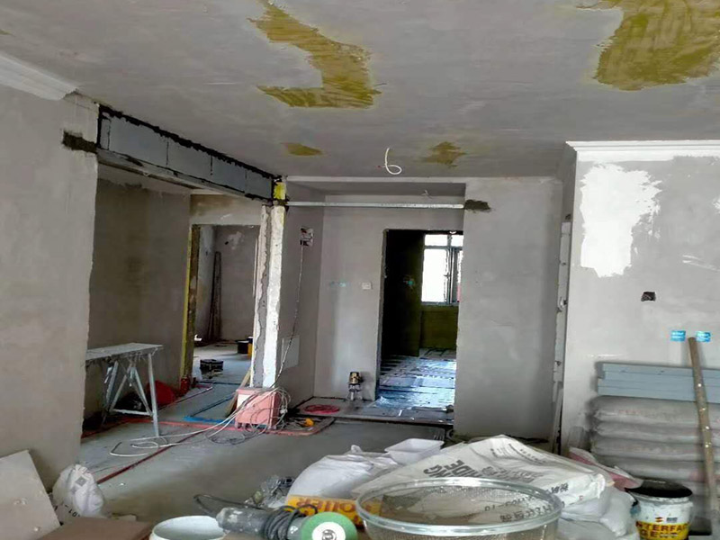 全屋整體裝修翻新：首先在做翻新的時(shí)候一定要把之前的墻面給處理干凈，粉化嚴(yán)重的一定要鏟除干凈。由于之前的墻面有刷過油漆和乳膠漆，所在做完鏟除后一定要做打磨處理，將原來墻體上的結(jié)實(shí)的表皮及浮沉全部清理掉，如果說墻體出現(xiàn)小部分的凹陷以及裂縫的話可以用膩?zhàn)由晕⑻钛a(bǔ)一下。 清理干凈的墻面一定要刷一道底漆，墻面底漆的主要作用就是抗堿防潮、封固基材、保護(hù)面漆、提高面漆的質(zhì)量以及遮蓋力。尤其是對(duì)老房子進(jìn)行翻新的時(shí)候底漆是特別的重要，如果說是直接的上面漆的話墻面就很容易起泡發(fā)霉，時(shí)間不久后就會(huì)再一次出現(xiàn)脫落現(xiàn)象，不能重蹈覆轍。 在上面漆之前要裝油漆按照漆桶的說明配比及涂刷，要準(zhǔn)備足夠的量，保證顏色的相同，不要因?yàn)榱可偃绷亢髞磉M(jìn)行后補(bǔ)，這樣很容易發(fā)生色差的問題。刷面漆時(shí)要選擇質(zhì)量好的刷漆滾筒，這樣刷出來的質(zhì)地才會(huì)更加的均勻好看。刷完漆之后要注意通風(fēng)問題，因?yàn)橄♂寗┲械亩妆匠煞謺?huì)與乳膠漆中的成分發(fā)生化學(xué)反應(yīng)導(dǎo)致墻面泛黃。