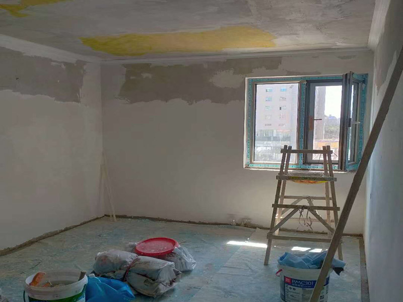 全屋整體裝修翻新：首先在做翻新的時(shí)候一定要把之前的墻面給處理干凈，粉化嚴(yán)重的一定要鏟除干凈。由于之前的墻面有刷過油漆和乳膠漆，所在做完鏟除后一定要做打磨處理，將原來墻體上的結(jié)實(shí)的表皮及浮沉全部清理掉，如果說墻體出現(xiàn)小部分的凹陷以及裂縫的話可以用膩?zhàn)由晕⑻钛a(bǔ)一下。 清理干凈的墻面一定要刷一道底漆，墻面底漆的主要作用就是抗堿防潮、封固基材、保護(hù)面漆、提高面漆的質(zhì)量以及遮蓋力。尤其是對(duì)老房子進(jìn)行翻新的時(shí)候底漆是特別的重要，如果說是直接的上面漆的話墻面就很容易起泡發(fā)霉，時(shí)間不久后就會(huì)再一次出現(xiàn)脫落現(xiàn)象，不能重蹈覆轍。 在上面漆之前要裝油漆按照漆桶的說明配比及涂刷，要準(zhǔn)備足夠的量，保證顏色的相同，不要因?yàn)榱可偃绷亢髞磉M(jìn)行后補(bǔ)，這樣很容易發(fā)生色差的問題。刷面漆時(shí)要選擇質(zhì)量好的刷漆滾筒，這樣刷出來的質(zhì)地才會(huì)更加的均勻好看。刷完漆之后要注意通風(fēng)問題，因?yàn)橄♂寗┲械亩妆匠煞謺?huì)與乳膠漆中的成分發(fā)生化學(xué)反應(yīng)導(dǎo)致墻面泛黃。