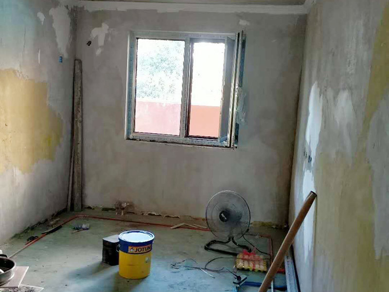 全屋整體裝修翻新：首先在做翻新的時(shí)候一定要把之前的墻面給處理干凈，粉化嚴(yán)重的一定要鏟除干凈。由于之前的墻面有刷過油漆和乳膠漆，所在做完鏟除后一定要做打磨處理，將原來墻體上的結(jié)實(shí)的表皮及浮沉全部清理掉，如果說墻體出現(xiàn)小部分的凹陷以及裂縫的話可以用膩?zhàn)由晕⑻钛a(bǔ)一下。 清理干凈的墻面一定要刷一道底漆，墻面底漆的主要作用就是抗堿防潮、封固基材、保護(hù)面漆、提高面漆的質(zhì)量以及遮蓋力。尤其是對(duì)老房子進(jìn)行翻新的時(shí)候底漆是特別的重要，如果說是直接的上面漆的話墻面就很容易起泡發(fā)霉，時(shí)間不久后就會(huì)再一次出現(xiàn)脫落現(xiàn)象，不能重蹈覆轍。 在上面漆之前要裝油漆按照漆桶的說明配比及涂刷，要準(zhǔn)備足夠的量，保證顏色的相同，不要因?yàn)榱可偃绷亢髞磉M(jìn)行后補(bǔ)，這樣很容易發(fā)生色差的問題。刷面漆時(shí)要選擇質(zhì)量好的刷漆滾筒，這樣刷出來的質(zhì)地才會(huì)更加的均勻好看。刷完漆之后要注意通風(fēng)問題，因?yàn)橄♂寗┲械亩妆匠煞謺?huì)與乳膠漆中的成分發(fā)生化學(xué)反應(yīng)導(dǎo)致墻面泛黃。