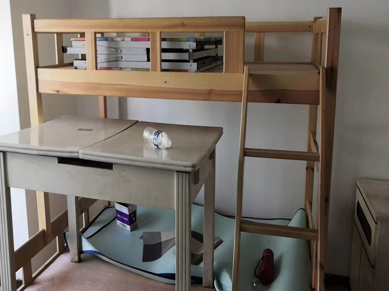 兒童房上下鋪安裝:實(shí)木上下鋪，要分開(kāi)安裝，先裝下鋪。在安裝的時(shí)候，一定要先把下鋪安裝好，安裝好下鋪以后才能把上鋪安裝好。先安裝下鋪，能夠起到很好的固定作用，目的就是為了能夠在安裝的時(shí)候比較方便。實(shí)木上下鋪，先安裝上鋪，也是為了后續(xù)施工比較方便，能夠節(jié)省一定的時(shí)間。裝完下鋪以后，我們就要開(kāi)始安裝上鋪了。上鋪的安裝方法是和下鋪一樣的，不過(guò)都是要在安裝過(guò)程中注意，一定要連接固定，牢固的床鋪使用時(shí)間才能更久，在使用的時(shí)候，即使發(fā)出聲響也會(huì)比較小，不會(huì)出現(xiàn)太大的問(wèn)題。 接下來(lái)就是一體式的上下鋪就比較好安裝了。一體式的上下鋪安裝更簡(jiǎn)單，只要把板材鋪設(shè)好就可以使用了。一般一體式的都是廠家直接安裝好的，根本不需要再去費(fèi)力安裝，也是比較方便的。